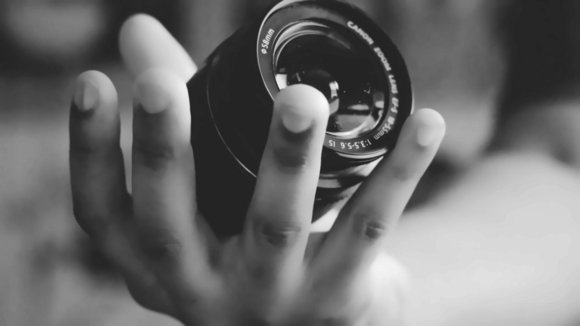 Studente durante una sessione pratica di fotografia