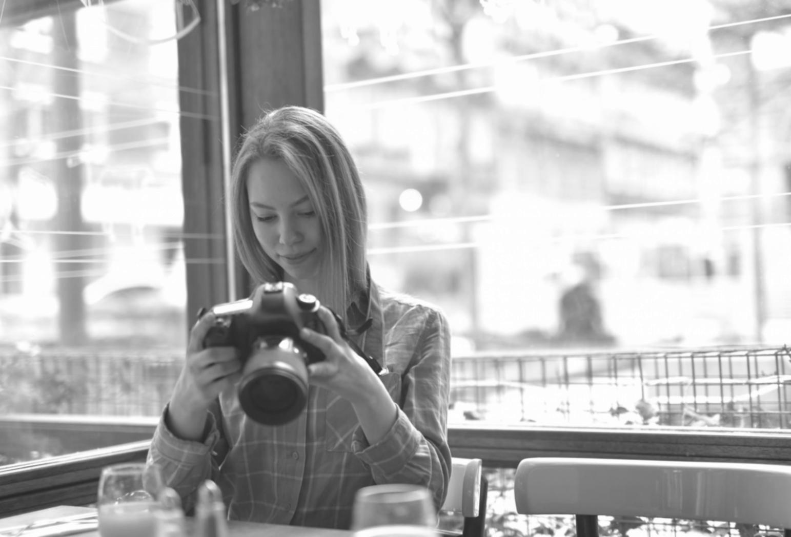 Studente durante esercitazione pratica di fotografia
