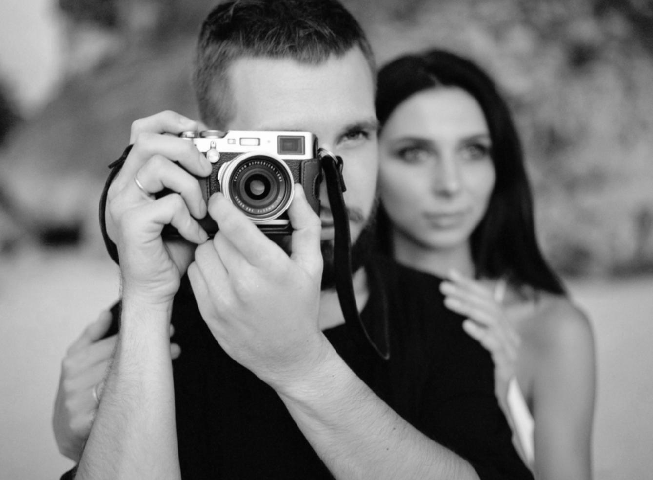Esempio di composizione fotografica con elementi naturali e gestione della luce ambientale